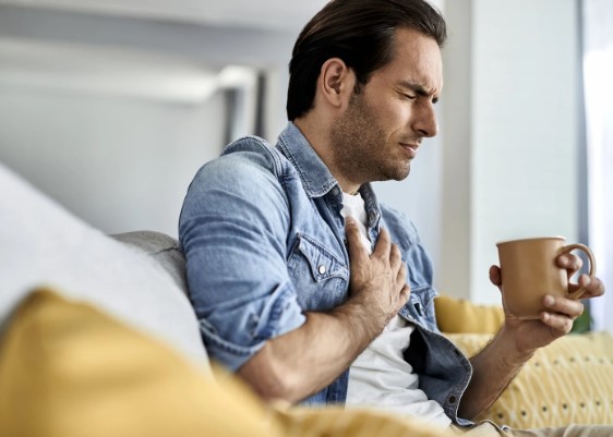 الفرق بين الفرق بين ارتجاع المرئ العادي والصامت