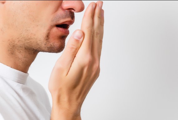  اسباب رائحة الفم الكريهة