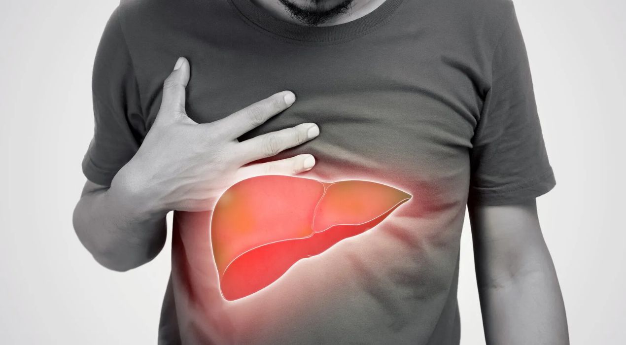 دليلك الشامل حول ابرز اعراض ارتفاع انزيمات الكبد وطرق العلاج