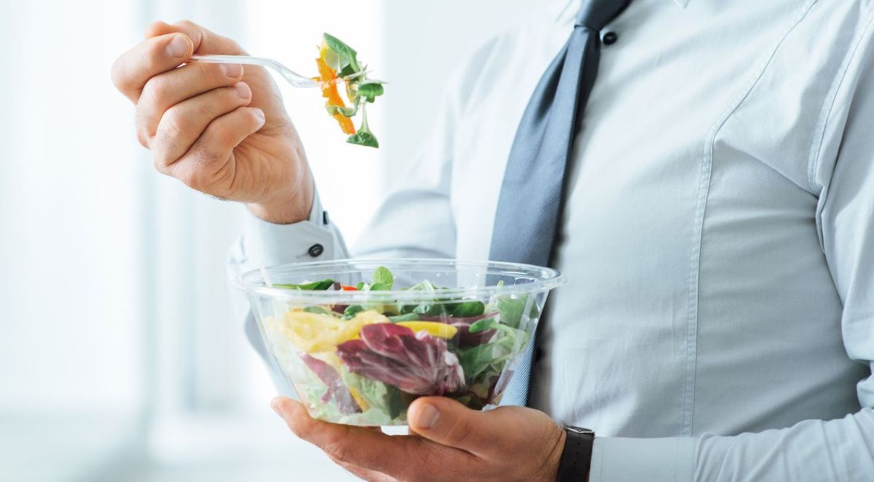 ماذا يأكل مريض القولون العصبي ؟ دليلك حول الاطعمة المسموح بها